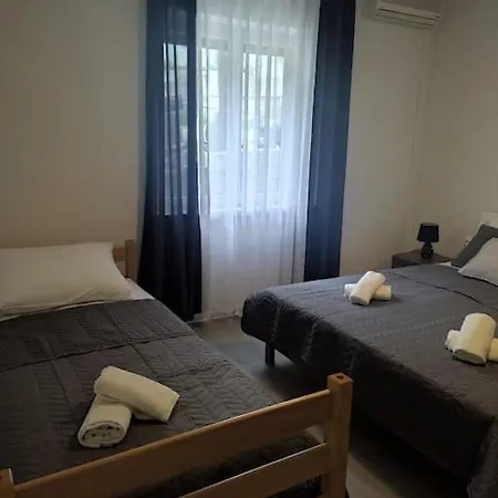 Dora-100m From The Beach Apartment